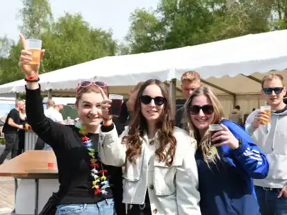 Sie haben gute Laune. Bei strahlendem Sonnenschein ist nachmittags die &bdquo;Mega-Himmelfahrtsparty&ldquo; in Wagnersfehn gestartet.