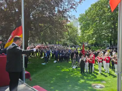 Imposantes Bild: Dirigent Jan-Erik Bredehorst bei der Flaggenparade und Nationalhymne
