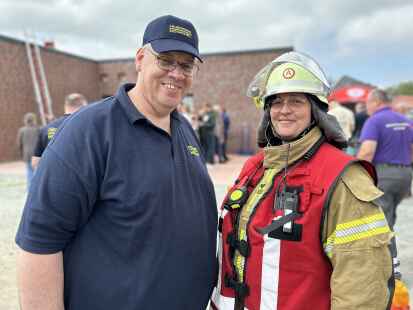 Ortsbrandmeister Jörg Nöchel ist stolz auf seine Kameradin Marianne Kruse, 1. Gruppenführerin der Hooksieler Feuerwehr.