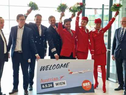 Der Bremer Airport feierte den Erstflug nach Wien: Mit dabei waren unter anderen Dr. Marc Cezanne, Geschäftsführer des Flughafen Bremen (links), und Julian Jäger, Vorstandsdirektor des Flughafen Wien (rechts).