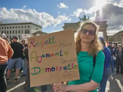 Nach dem Angriff auf den SPD-Europaabgeordneten Ecke fand am Sonntag vor dem Brandenburger Tor in Berlin eine Solidaritätskundgebung statt.