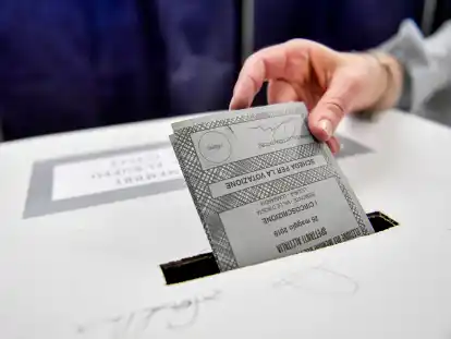 Eine Frau wirft in Mailand ihren Stimmzettel für die Europawahl 2019 in eine Wahlurne. In Italien sind die Bürger bei der Europawahl an zwei aufeinanderfolgenden Tagen zum Urnengang aufgerufen.
