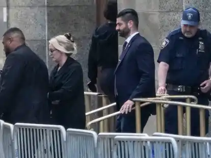 Stormy Daniels verlässt das Gerichtsgebäude in New York.