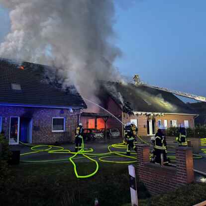 In Linswege in Westerstede standen am frühen Freitagmorgen nach dem Brand eines Fahrzeugs im Carport zwei Wohnhäuser in Vollbrand.