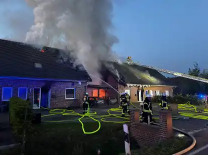 Im Linsweg in Westerstede stehen nach dem Brand eines Fahrzeugs im Carport zwei Wohnhäuser in Vollbrand.