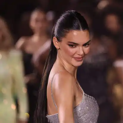 Kendall Jenner trägt eine Kreation von L'Oreal auf der Paris Fashion Week. Aktuell sieht sich das Model in einem emotionalen Tief (Archivbild).