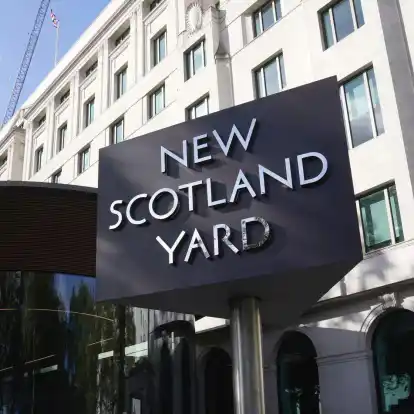 Das Schild von New Scotland Yard, dem Hauptsitz der Londoner Metropolitan Police. In London ist eine Frau mitten am Tag erstochen worden (Symbolbild).