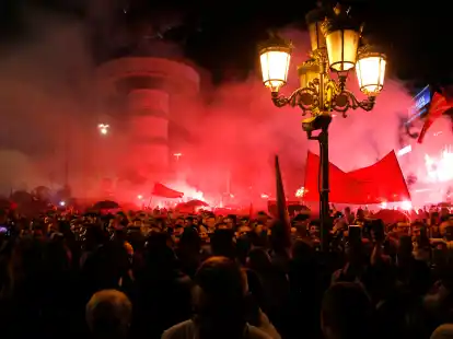 Anhänger der Mitte-Rechts-Partei VMRO-DPMNE feiern in Skopje den Wahlsieg