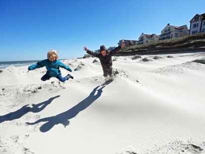 Schön – und  nicht ungefährlich: Unser Symbolfoto zeigt Kinder beim Toben im Sand auf der Insel Wangerooge.