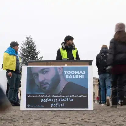Ein großes Plakat zeigt den iranischen Rapper Toomaj Salehi - er soll im Iran hingerichtet werden.