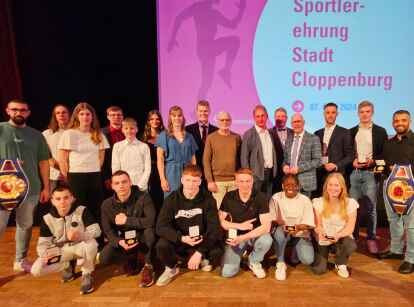 Die ausgezeichneten Sportlerinnen und Sportler mit Bürgermeister Neidhard Varnhorn (hinten, Vierter von rechts)