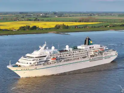 Das ZDF-Traumschiff „Amadea“ (Bild) sowie die „Deutschland“ hat der Reiseveranstalter Phoenix in Bremerhaven für 20 Millionen Euro „aufhübschen“ lassen. In diesem Sommer wird das Traumschiff öfter an der Columbuskaje anlegen, die TV-Stars der ZDF-Serie sollen insgesamt sechs Wochen auf See mit dabei sein.