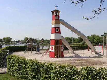 Der neue Leuchtturm auf dem Traumspielpark am Barßeler Hafen steht schon. Doch bis Ende Mai werden noch Wartungsarbeiten an den dortigen Spielgeräten durchgeführt.