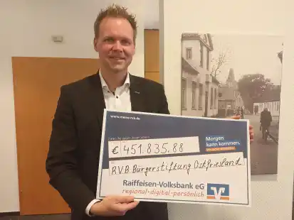 Andr&eacute; Kasten aus dem Vorstand der RVB freut sich, dass die Raiffeisen-Volksbank mit der B&uuml;rgerstiftung Menschen unterst&uuml;tzt, die sich f&uuml;r andere einsetzen.
