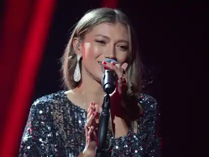 Die deutsche Popsängerin Leony steht während der José Carreras Gala auf der Bühne. Zusammen mit One Republic und Meduza hat sie die neue offizielle EM-Hymne rausgebracht und erntete dafür Kritik.