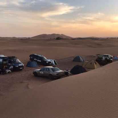 Am Erg Chebbi campten die Teams in der Wüste, beeindruckende Farbspiele beim Sonnenuntergang über den Dünen inklusive.