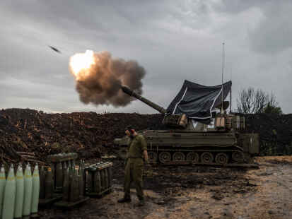 Israelische Soldaten feuern nahe der Grenze zum Libanon eine Haubitze ab. Bild: dpa