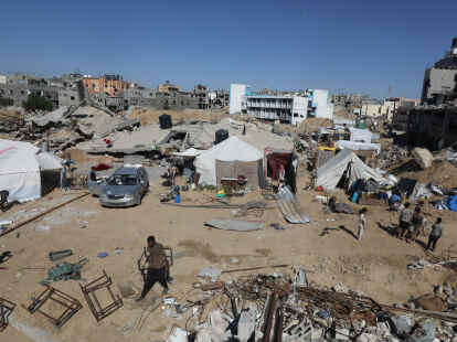 Binnenvertriebene Palästinenser errichten im Lager Chan Junis Zelte auf den Ruinen ihrer alten Häuser, nachdem die israelische Armee sie aufgefordert hatte, die Stadt Rafah zu räumen. Die Nitlage im Gazastreifen erreicht ein neues dramatisches Ausmaß. Bild: dpa