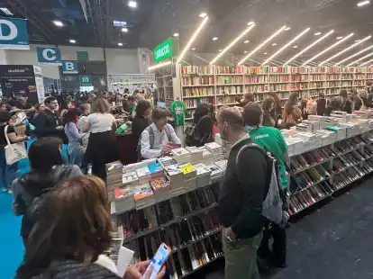 Besucher an einem Stand auf der Buchmesse in Turin. Schwerpunkt ist in diesem Jahr die deutschsprachige Literatur.