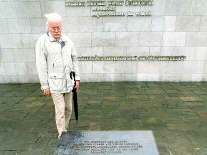 Gedenktafel für Nazi-Opfer in der Gedenkstätte des ehemaligen  Konzentrationslagers Bergen-Belsen: Dort wird unter anderem auch der zur NS-Zeit inhaftierten und getöteten Zeugen Jehovas gedacht.