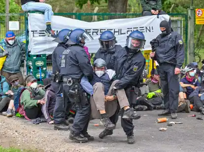 Polizisten gehen gegen eine Blockade an der Zufahrt zum Flugplatz Neuhardenberg vor.