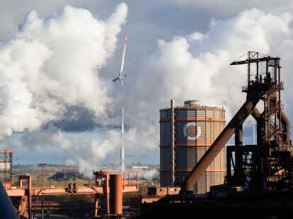 Blick auf das Stahlwerk der Salzgitter AG: Den Weg zur Klimaneutralität müssen die Stahlwerke im Nordwesten inmitten einer Branchenkrise bewältigen.