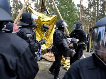 Die Polizei l&ouml;st eine Stra&szlig;enblockade auf.