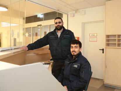 Saleh Yassin und Obeida Al Saeed gehören zum Sicherheitspersonal der Sammelunterkunft.