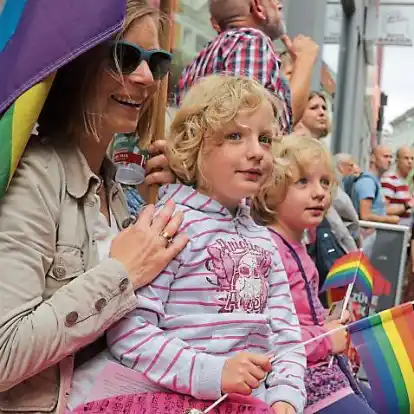 Die Regenbogenfahne ist traditionelles Symbol f&uuml;r die beim CSD gefeierte Toleranz.
