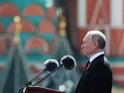 Der russische Präsident Wladimir Putin hält eine Rede während der Militärparade zum Tag des Sieges anlässlich des 78. Jahrestages des Endes des Zweiten Weltkrieges auf dem Roten Platz in Moskau.