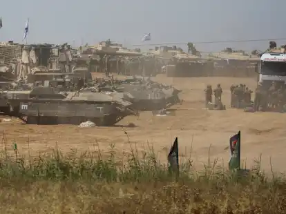 Israelische Truppen in der Nähe des Kerem-Shalom-Grenzübergangs im Süden Israels: Die israelische Armee gab am Mittwoch bekannt, dass sie ihren Bodenangriff auf Rafah im Gazastreifen fortsetzt, und meldete etwa 30 Tote seit Beginn der Offensive am Montagabend. Bild: Jamal Awad/Xinhua/dpa