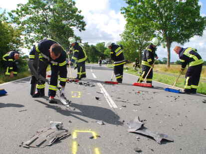 Die Feuerwehr fegt Trümmerteile eines Verkehrsunfalls von der Straße: Im Bereich des Polizeikommissariats Jever hat es im vergangenen Jahr überdurchschnittlich viele Unfälle gegeben.
