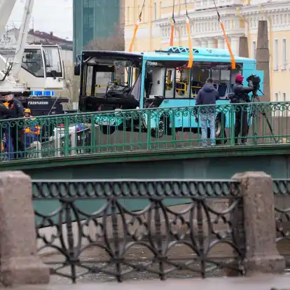 Bei dem Busunglück in St. Petersburg sind mehrere Menschen ums Leben gekommen.