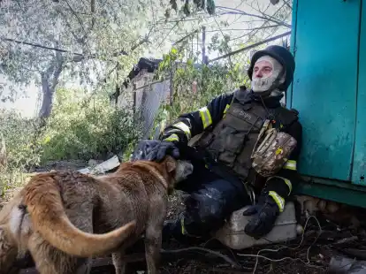 Russland hat eine Offensive gegen Charkiw gestartet. Für die ukrainischen Einsatzkräfte wie diesen Feuerwehrmann gibt es viel zu tun.