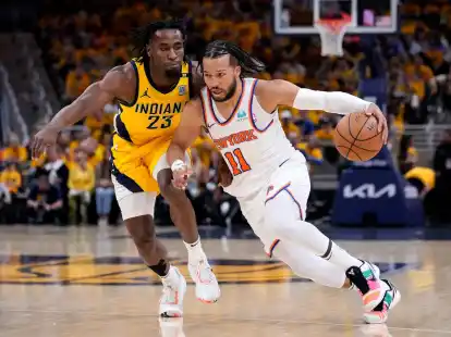 Knicks-Profi Jalen Brunson (r) zieht gegen Aaron Nesmith zum Korb.