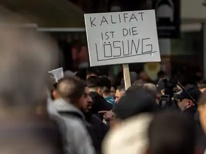Teilnehmer einer Islamisten-Demo hielten bei der Demonstration am 27. April unter anderem ein Plakat mit der Aufschrift «Kalifat ist die Lösung» in die Höhe.