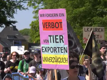 150 Menschen demonstrierten in Aurich f&uuml;r Tierwohl.
