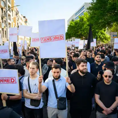 Demonstranten nehmen an einer Kundgebung der islamistischen Gruppierung Muslim Interaktiv in Hamburg teil.