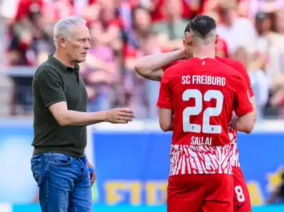 Christian Streich (l) bestritt gegen Heidenheim sein letztes Heimspiel als Trainer vom SC&nbsp;Freiburg.
