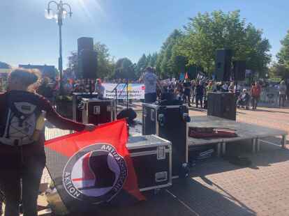 Hunderte Menschen versammeln sich in Schortens, um gegen die AfD zu protestieren