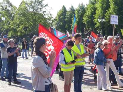 Die Demonstration „Zusammen gegen Rechts“ begann um 17 Uhr vor dem Bürgerhaus Schortens und wurde gegen 19 Uhr beendet.