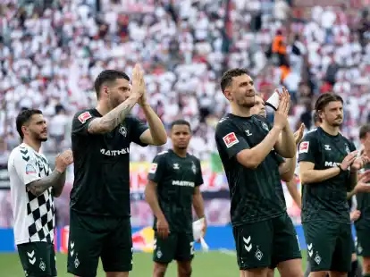 Die Werder-Spieler bedanken sich nach dem 1:1 in Leipzig bei den mitgereisten Fans.
