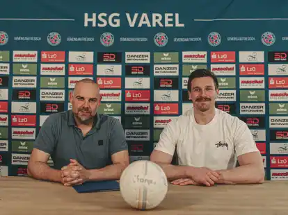 Freuen sich auf die Zusammenarbeit bei der HSG Varel in der neuen Regionalliga: Luca de Boer (rechts) und Geschäftsführer Christoph Deters