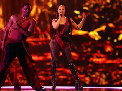 Talia (r) aus Luxemburg mit dem Titel «Fighter» auf der Bühne beim Finale des Eurovision Song Contest 2024.