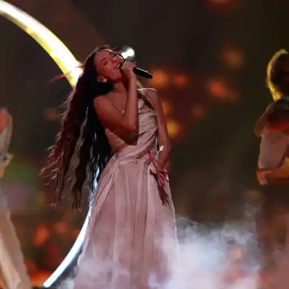 Eden Golan (M) aus Israel mit dem Titel «Hurricane» auf der Bühne beim Finale des Eurovision Song Contest 2024.
