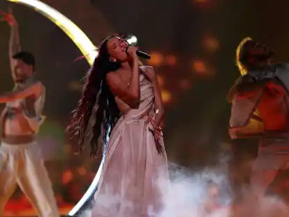 Eden Golan (M) aus Israel mit dem Titel «Hurricane» auf der Bühne beim Finale des Eurovision Song Contest 2024.