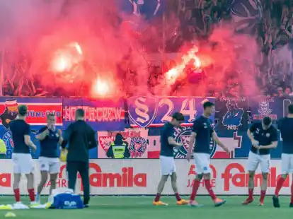 Holstein Kiel feiert den ersten Bundesliga-Aufstieg der Vereinsgeschichte.