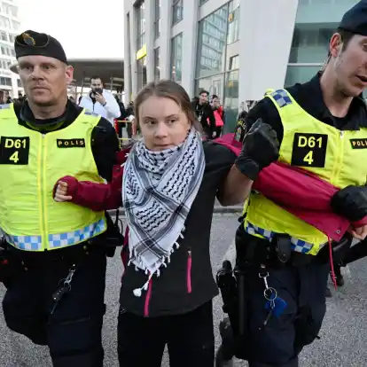 Polizisten führten Klimaaktivistin Greta Thunberg vom Platz vor der Arena ab.