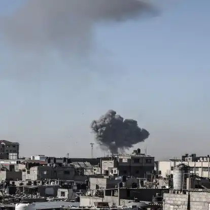 Rauch über Rafah: Die israelische Armee hat die Bevölkerung erstmals aufgerufen, Gebiete im Zentrum der Stadt zu verlassen.