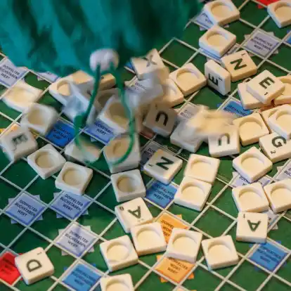 Beim Scrabble gibt es etwa 670.000 Möglichkeiten, Wörter zwischen 2 und 15 Buchstaben Länge zu bilden.